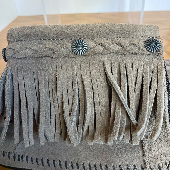 Minnetonka Suede Fringe Moccasin Booties Women's Size 6.5 Tan Suede - Picture 3 of 9